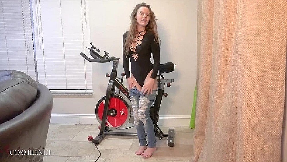 Cosmid Avri đi xe đạp của cô ấy