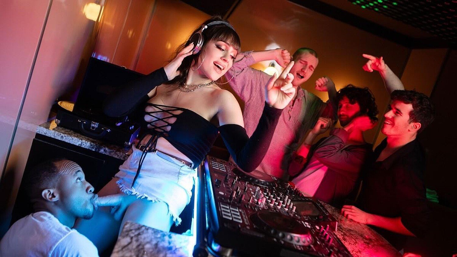Kết nối với DJ nóng bỏng