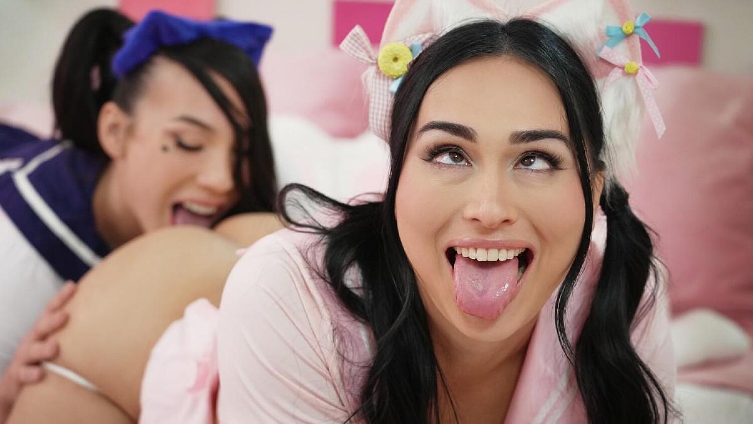 Những người truyền phát đồng tính nữ Kawaii trở nên hoang dã