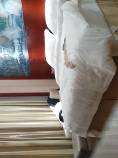 Người đàn ông béo đã dành một cuộc hẹn với một cô gái dễ thương để có được một nửa và chuộc lại nó. Cô gái mặc áo trắng. Người đàn ông béo đã dành một cuộc hẹn với một cô gái dễ thương để có được một nửa và chuộc lại nó. Cô gái mặc áo trắng.